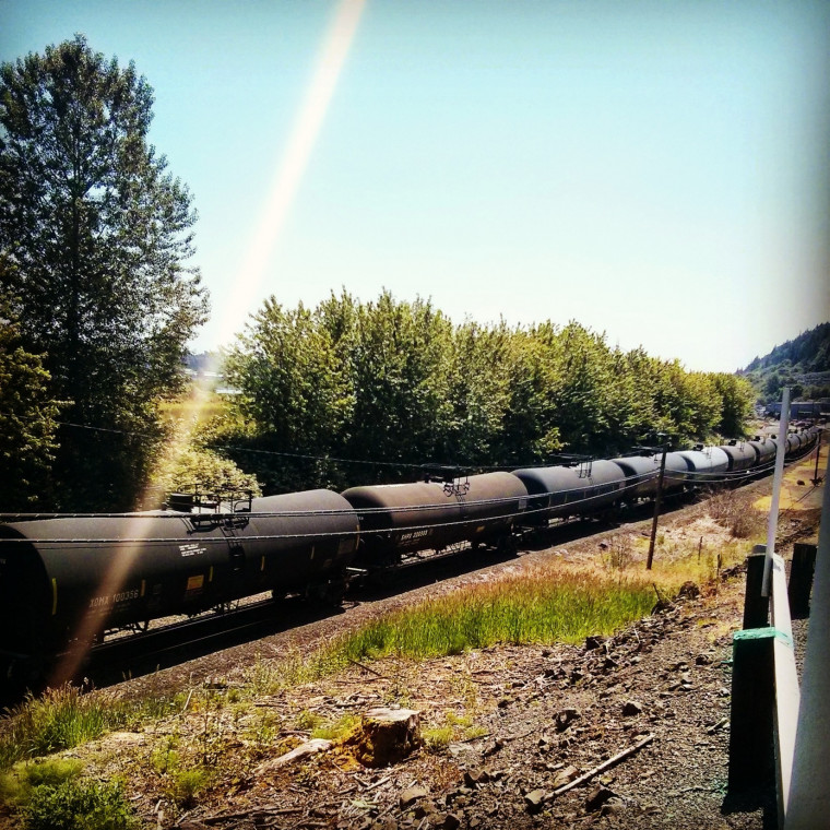 Crude oil train stopped along the Columbia River. Photo by Andrew Hawley.