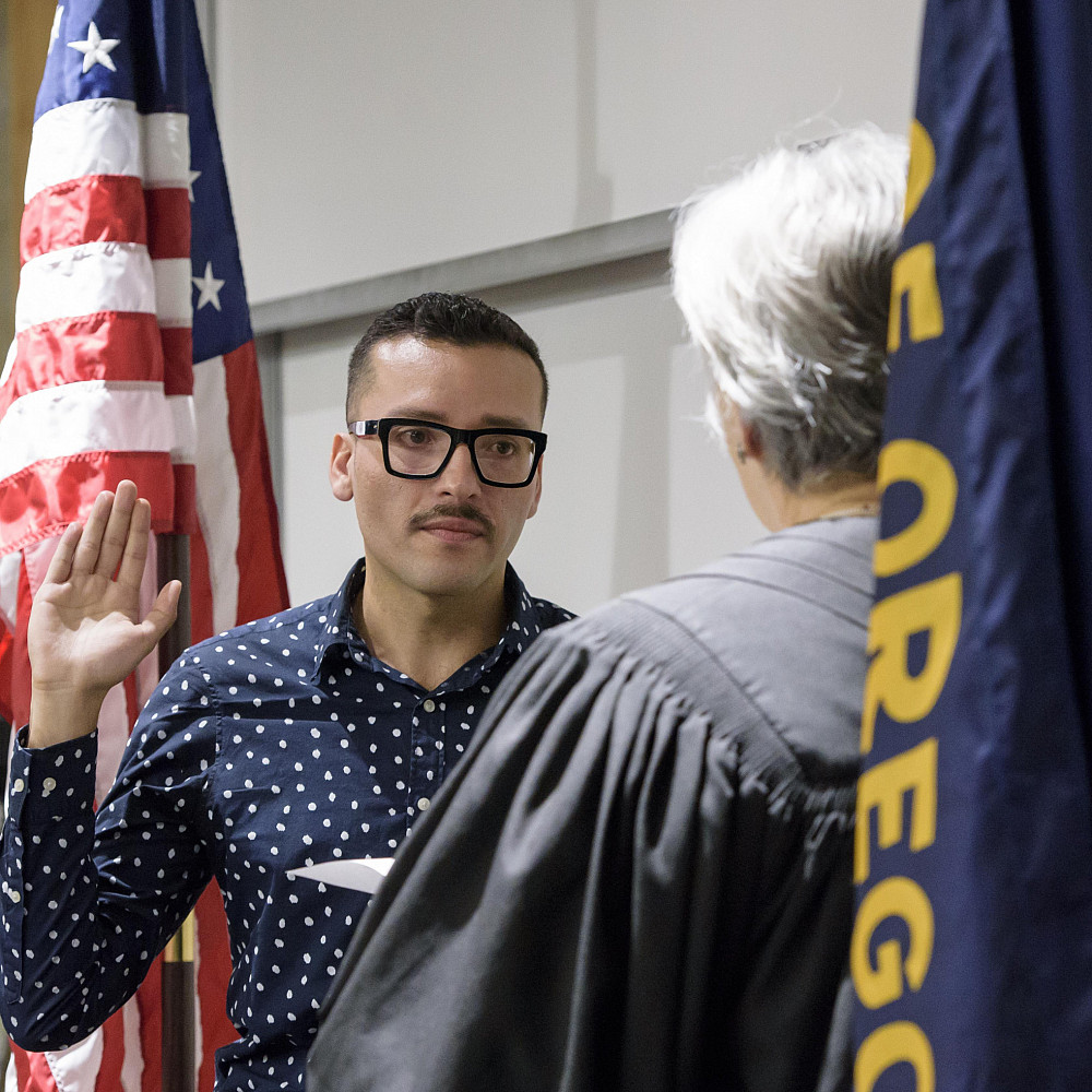 Senior US District Judge Anna Brown'80 administering the oath of allegiance toDiego Gutiérrez.