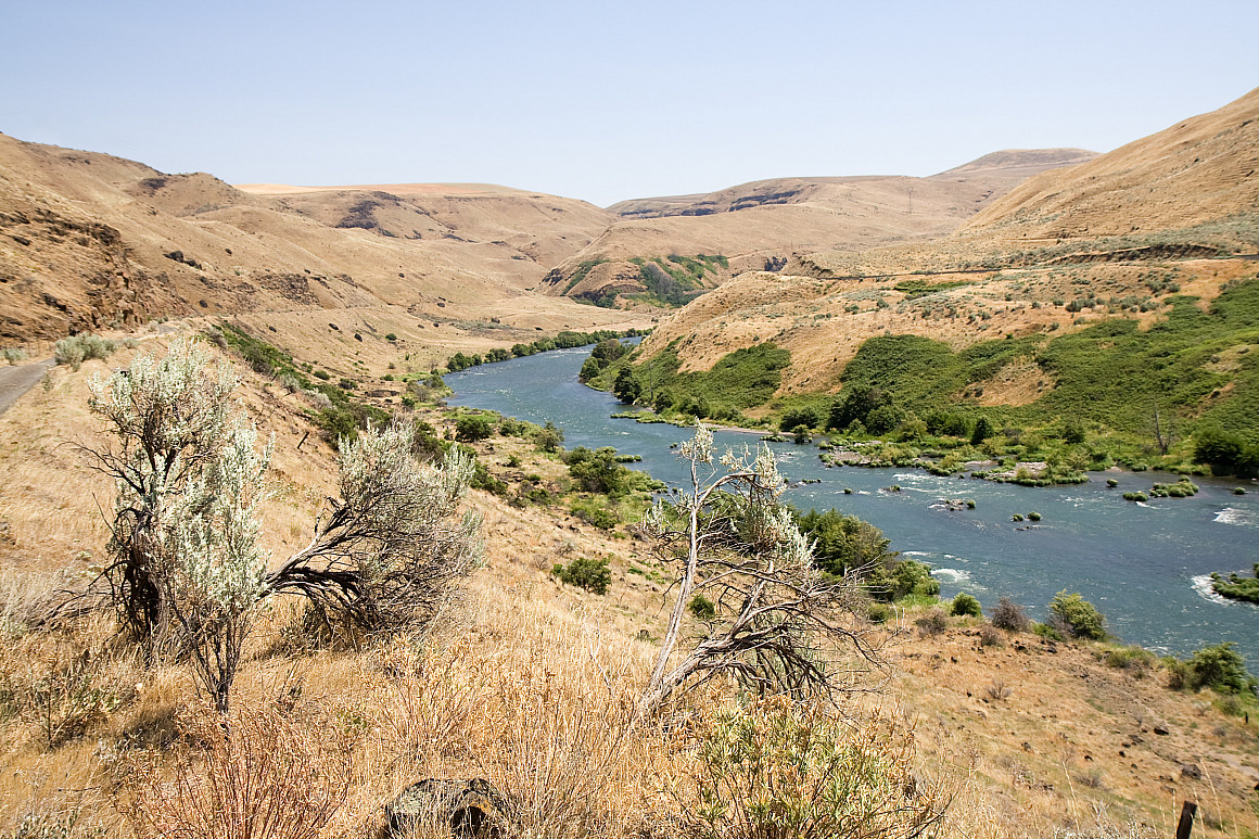 Deschutes River surrounded by eastern Oregon desert hills