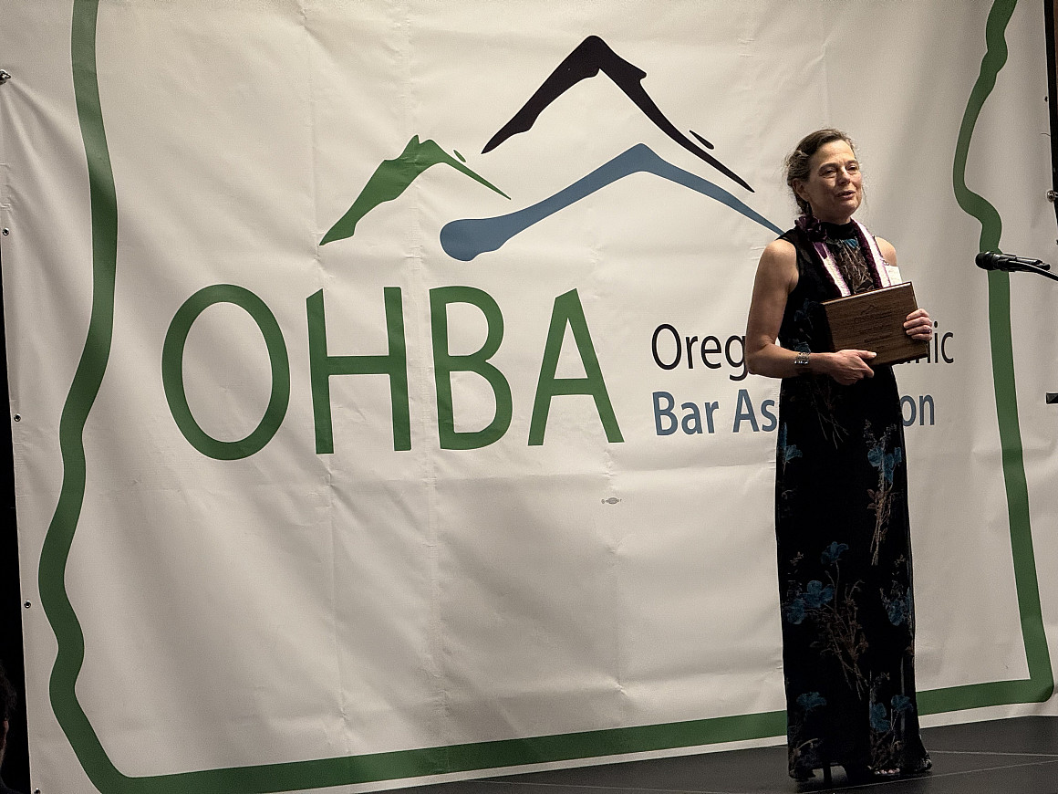 Susan Felstiner recieves Alianza Award from the Oregon Hispanic Bar Association