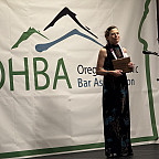 Susan Felstiner recieves Alianza Award from the Oregon Hispanic Bar Association