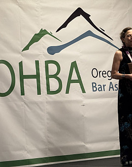 Susan Felstiner recieves Alianza Award from the Oregon Hispanic Bar Association