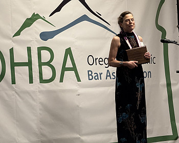 Susan Felstiner recieves Alianza Award from the Oregon Hispanic Bar Association