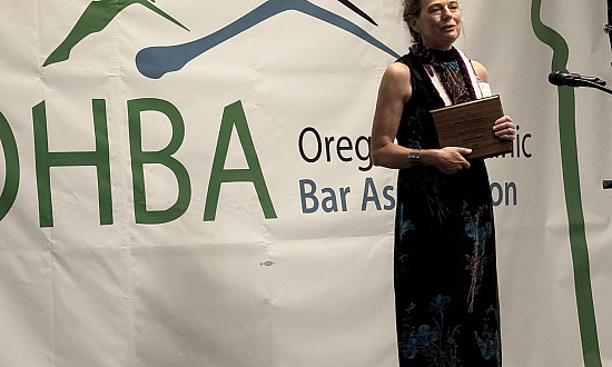 Susan Felstiner recieves Alianza Award from the Oregon Hispanic Bar Association