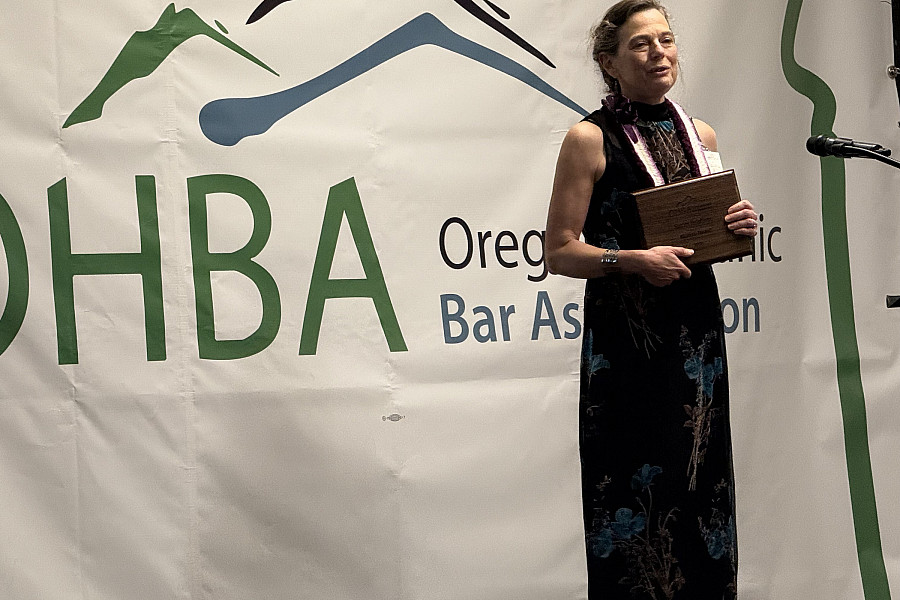 Susan Felstiner recieves Alianza Award from the Oregon Hispanic Bar Association