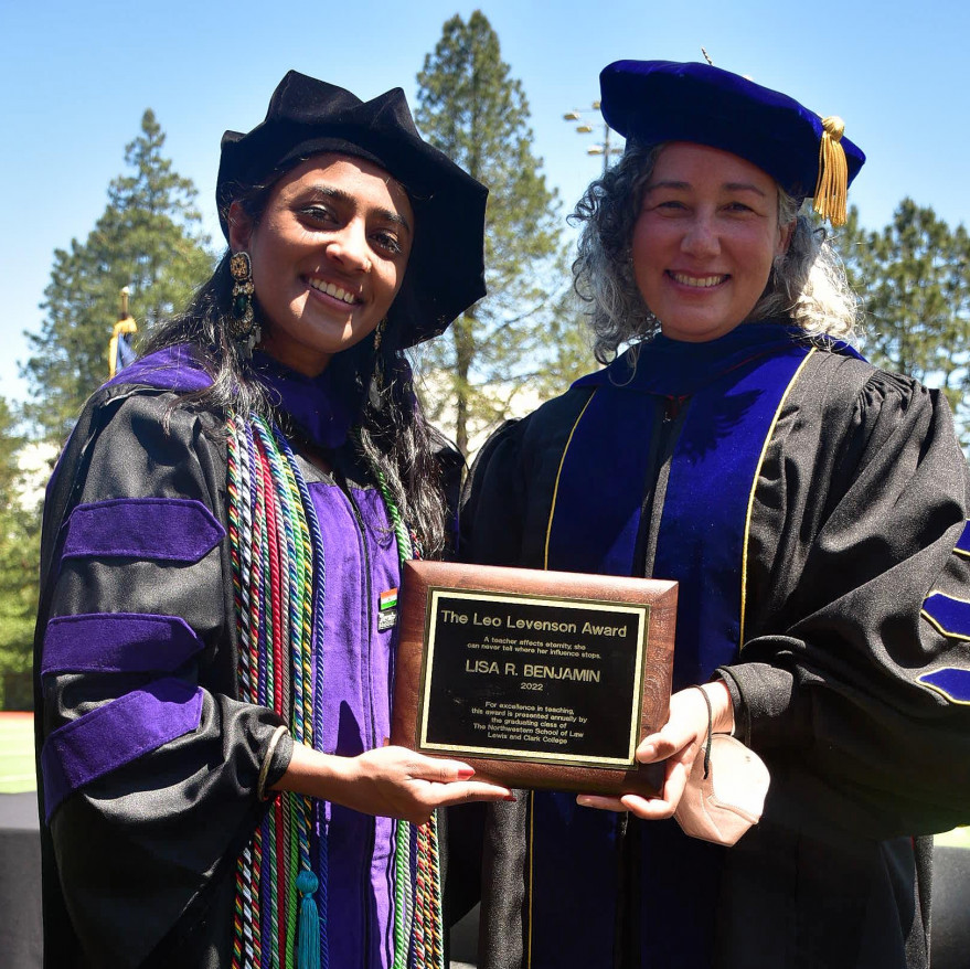 Akriti Bhargava '22 presents the Leo Levenson Award to Professor Lisa Benjamin.
