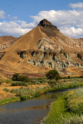 Sheep Rock overlooking the John Day river in the central Oregon desert