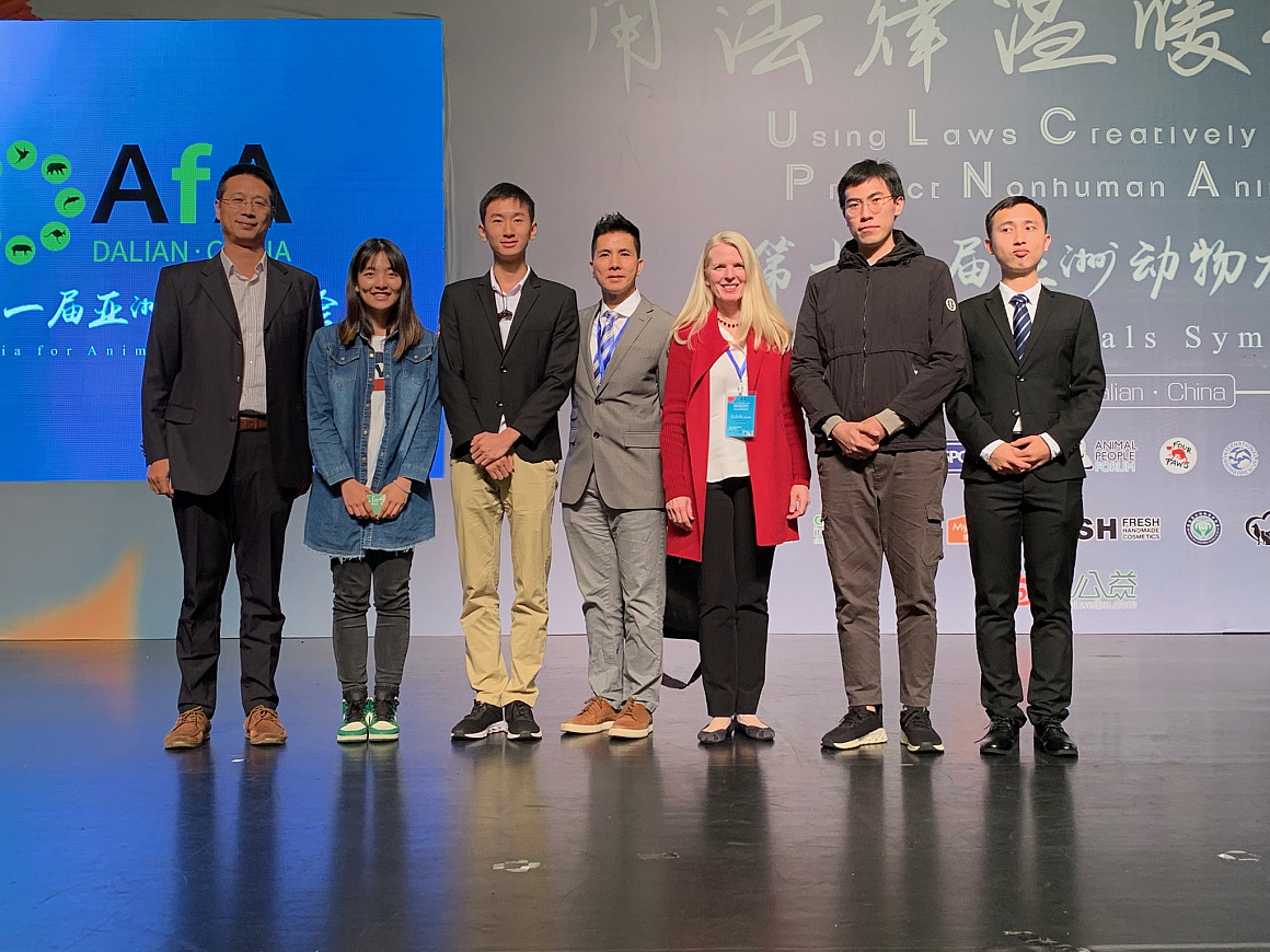Dean Pamela Frasch, Professor Peter J. Li, and students from the litigation strategy demonstration.