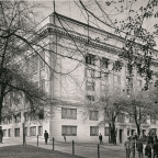 The law school occupied a single room in the Multnomah County Courthouse in 1915.