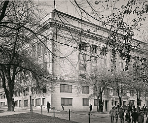 The law school occupied a single room in the Multnomah County Courthouse in 1915.