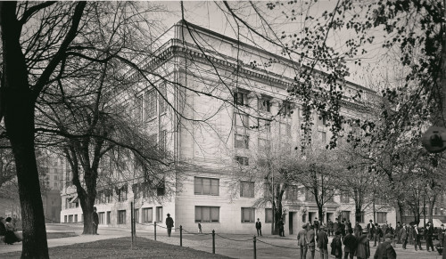 The seventh floor of the Multnomah County Courthouse is the home of the law school from 1915 to 1925.
