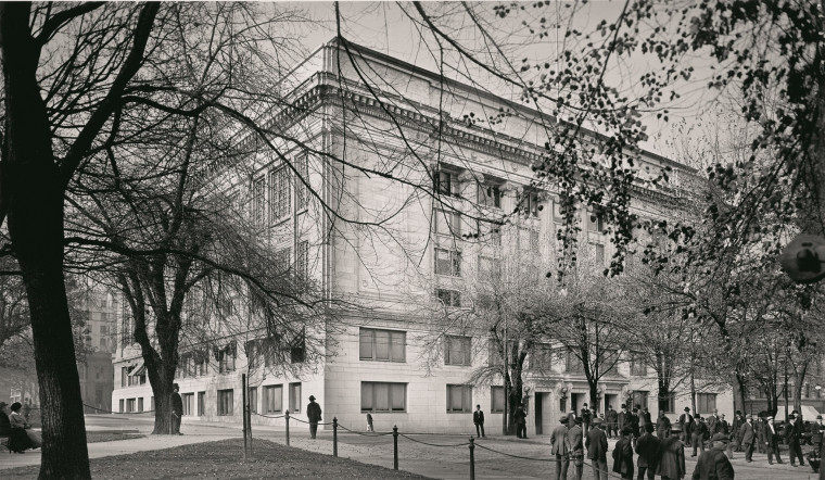 The law school occupied a single room in the Multnomah County Courthouse in 1915.