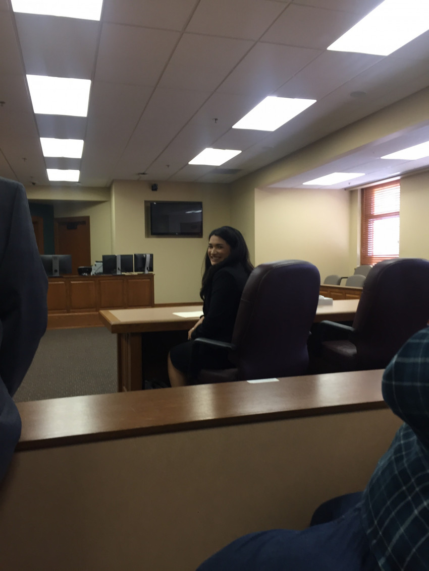 Clinic student Lynette Belsky preparing for argument in Clackamas County Circuit Court.